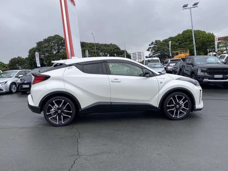 2020 Toyota C-HR 1.8P Hybrid GR Sport SUV image 2