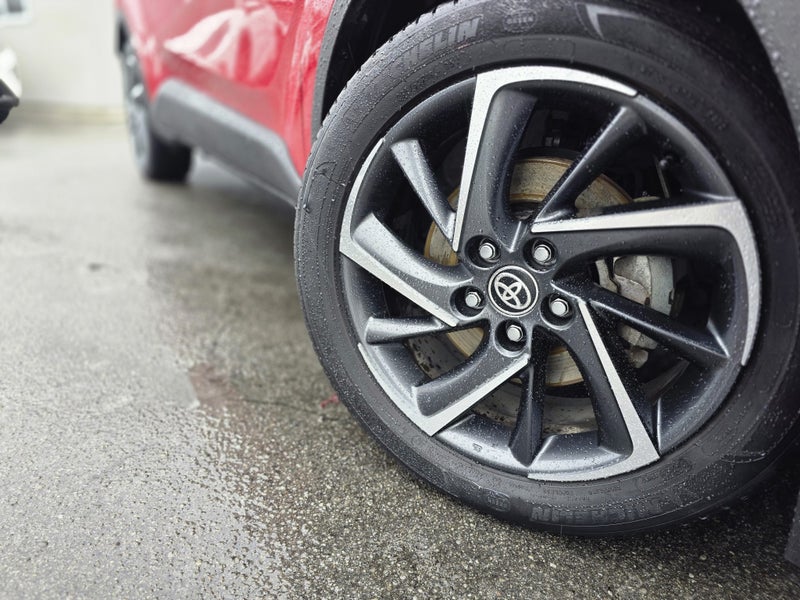 2020 Toyota C-HR Limited 1.8P Hybrid ECVT FWD SUV image 2