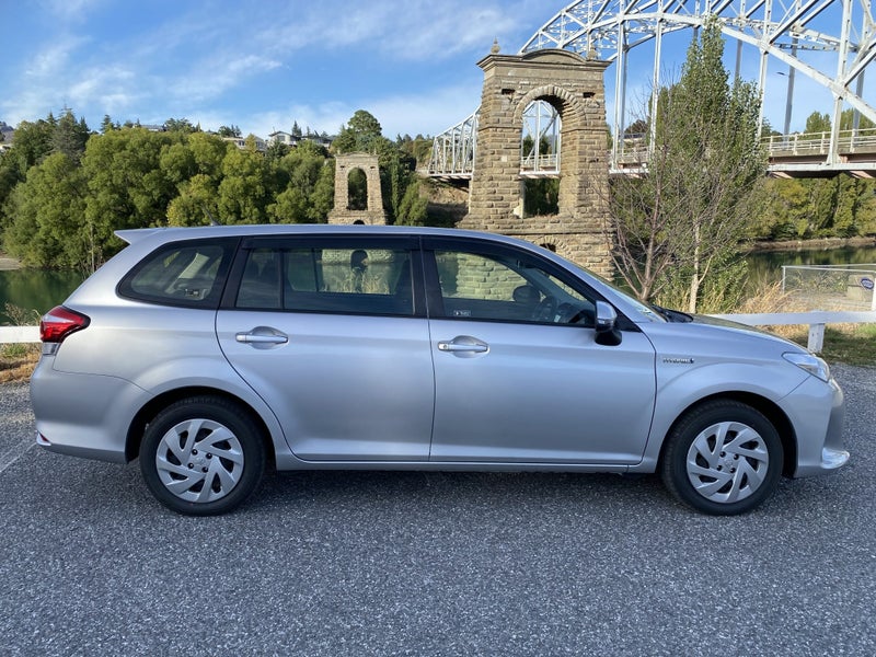 2020 Toyota Corolla Fielder Hybrid Wagon image 2