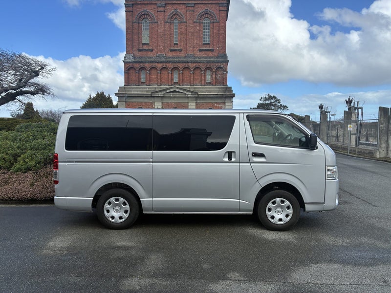 2020 Toyota Hiace 2.8D DX image 2