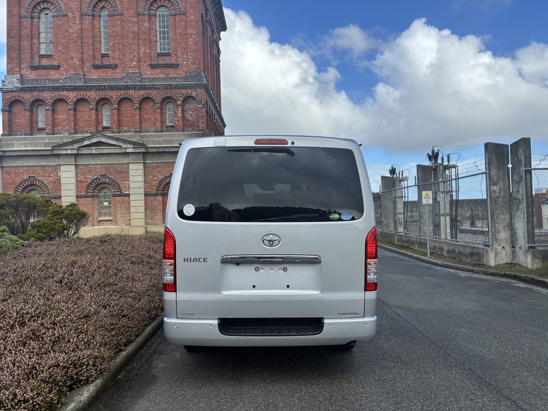 2020 Toyota Hiace 2.8D DX image 4
