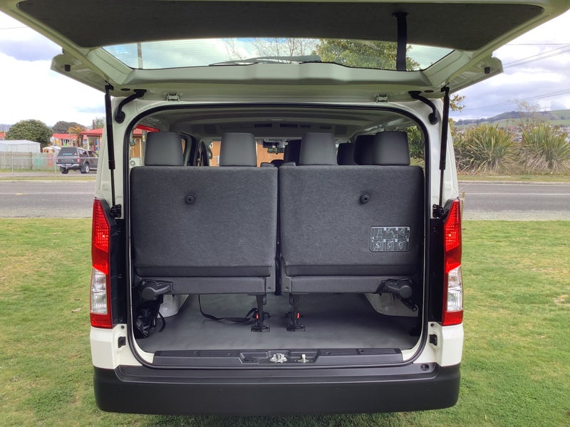 2020 Toyota Hiace ZR 2.8DT 10-Seat Minibus NZ-New image 4