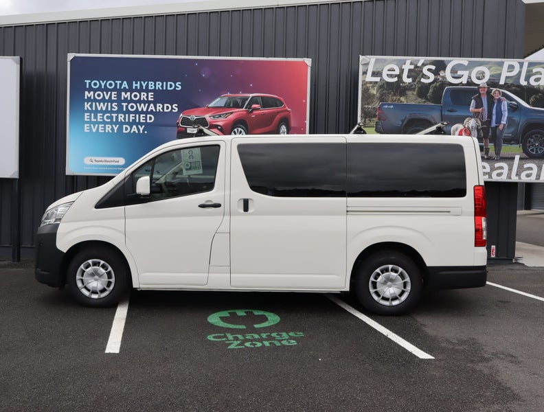2020 Toyota Hiace ZR 2.8DT 6MT RWD GVN/5D/2S image 5