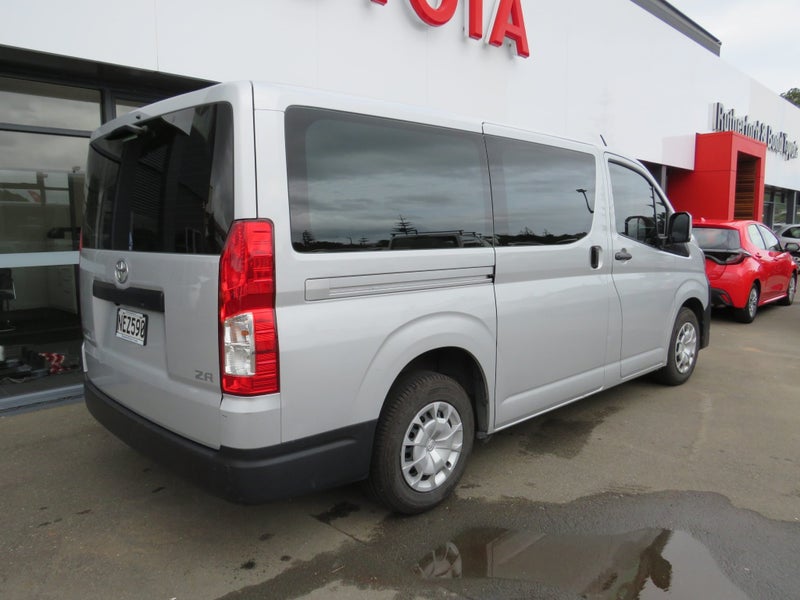 2020 Toyota Hiace ZR 2.8DT image 5