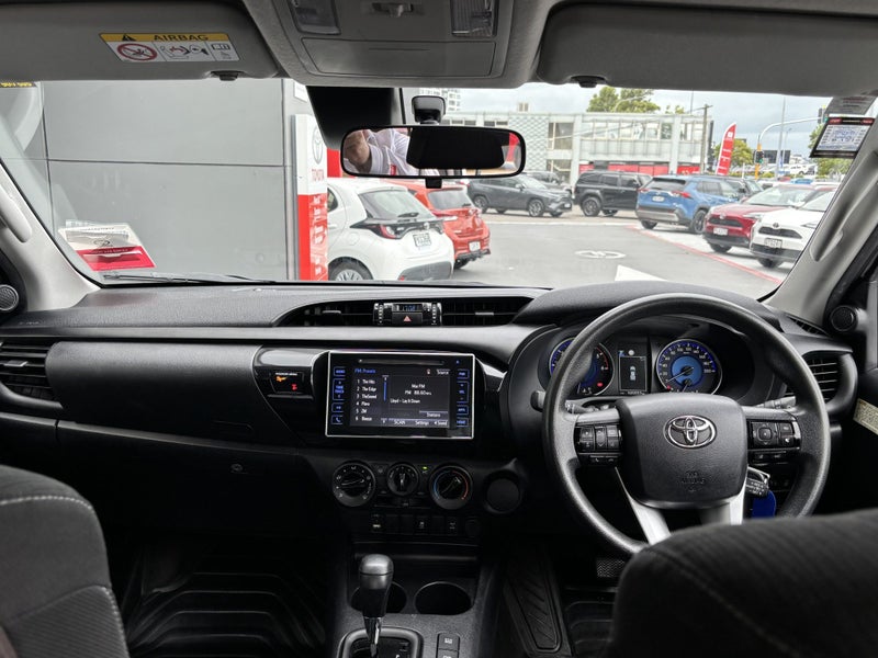 2020 Toyota Hilux SR 2.8 DIESEL WORKHORSE image 2