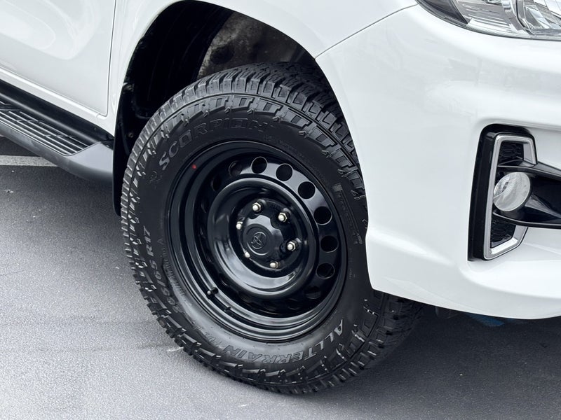 2020 Toyota Hilux SR 2.8 DIESEL WORKHORSE image 5