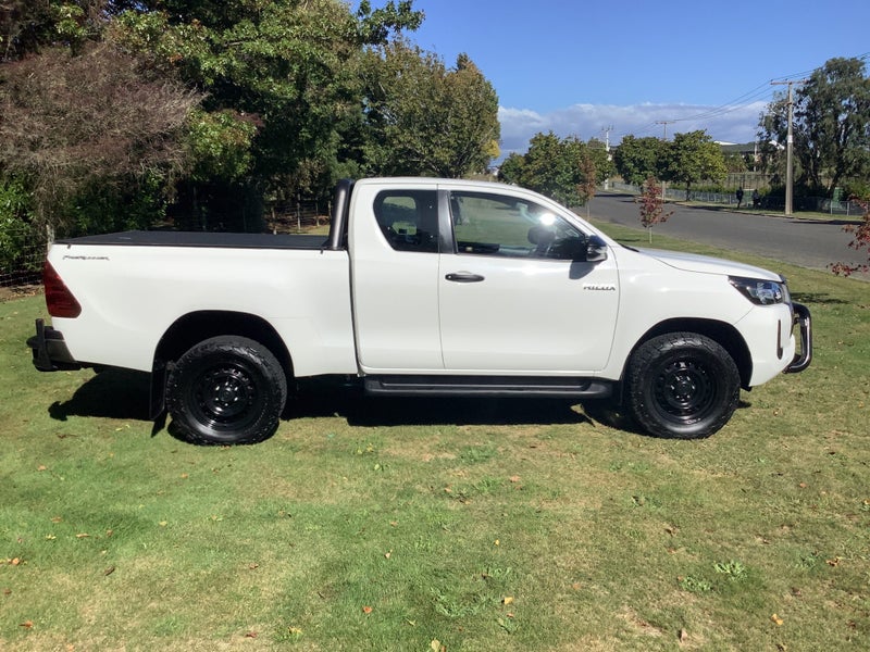 2020 Toyota Hilux SR 2.8DT 6AT 2WD Extra Cab image 4