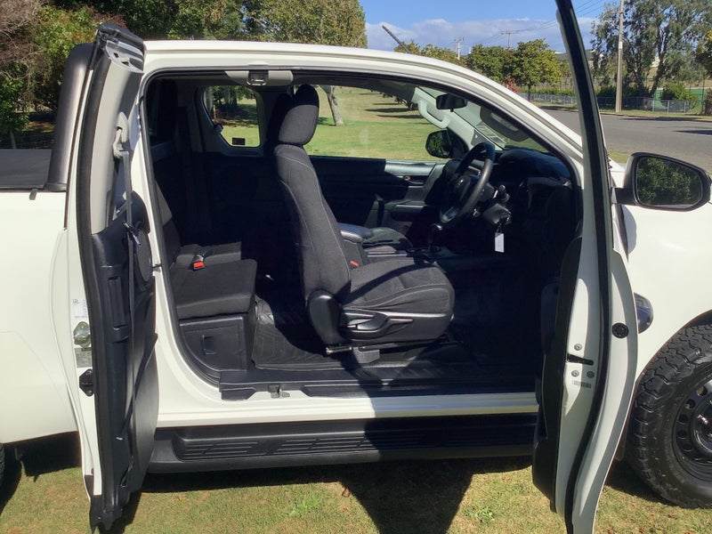 2020 Toyota Hilux SR 2.8DT 6AT 2WD Extra Cab image 5