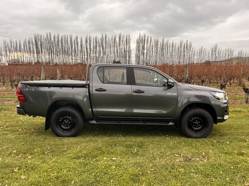 2020 Toyota Hilux SR 2.8DT 6MT 4WD DCW/4D/5S image 3