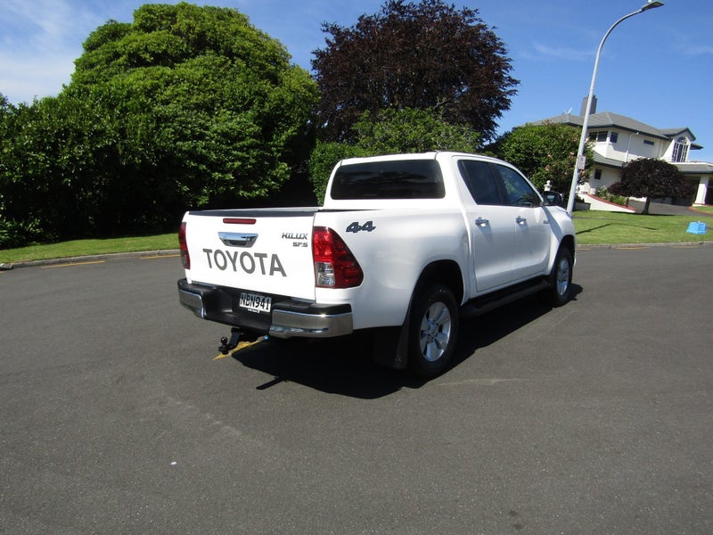 2020 Toyota Hilux SR5 2.8DT 6MT 4WD image 4