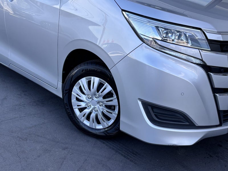 2020 Toyota Noah Hybrid image 4