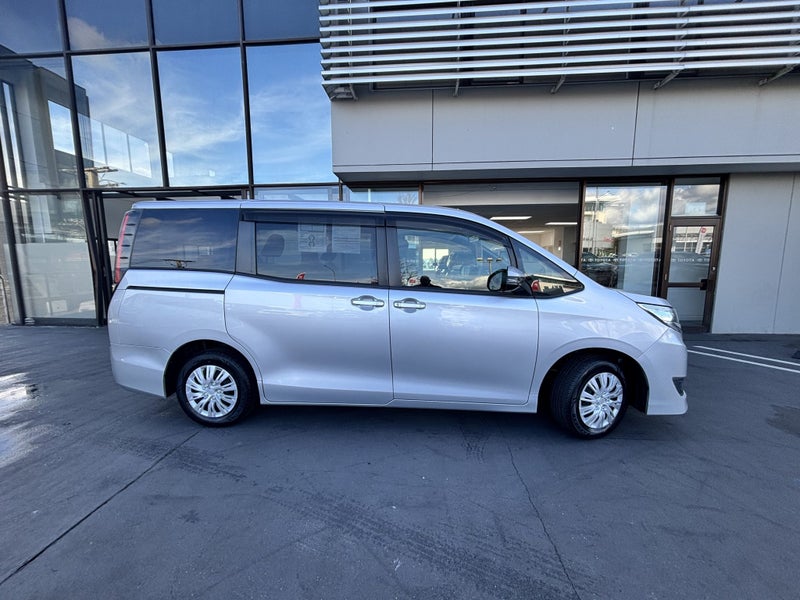 2020 Toyota Noah Hybrid image 5
