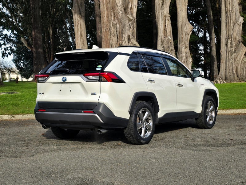 2020 Toyota RAV4 G Hybrid AWD image 3