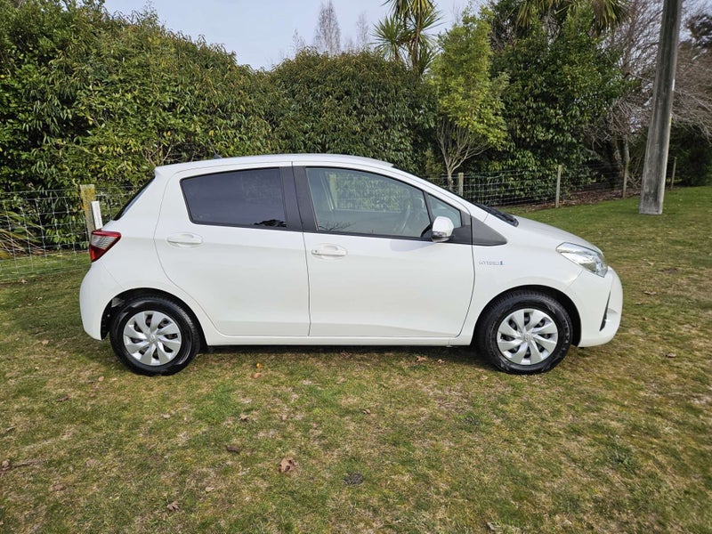 2020 Toyota Vitz 1.5 Hybrid F image 4