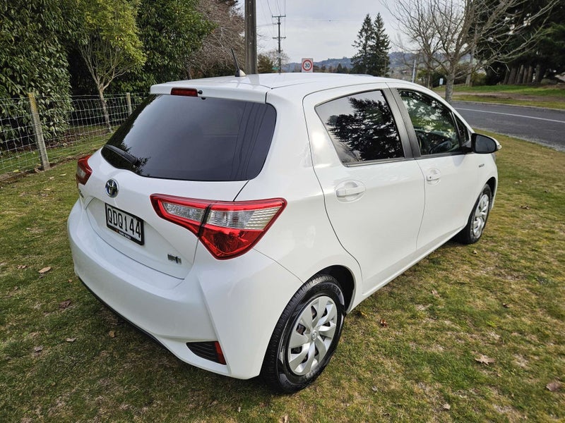 2020 Toyota Vitz 1.5 Hybrid F image 5