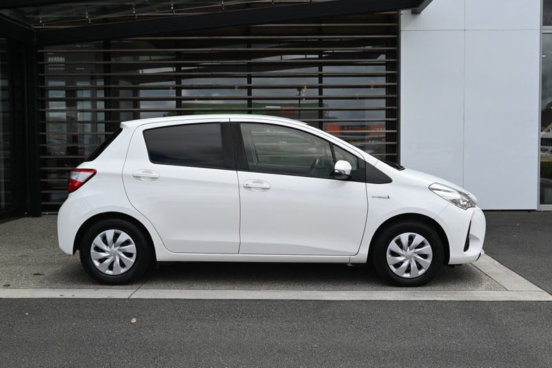 2020 Toyota Vitz 1.5 Petrol Hybrid F FWD Hatchback image 5