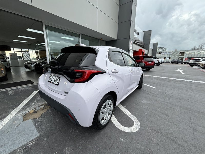 2020 Toyota Yaris 1.5 Hybrid Z 5 Dr Hatch CVT 2... image 3