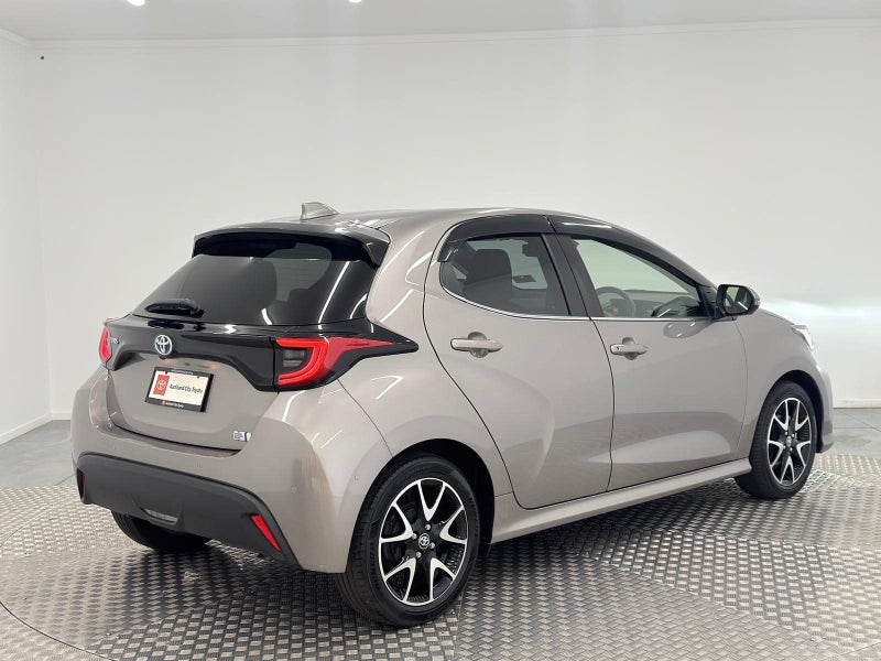 2020 Toyota Yaris 1.5 Hybrid Z image 3