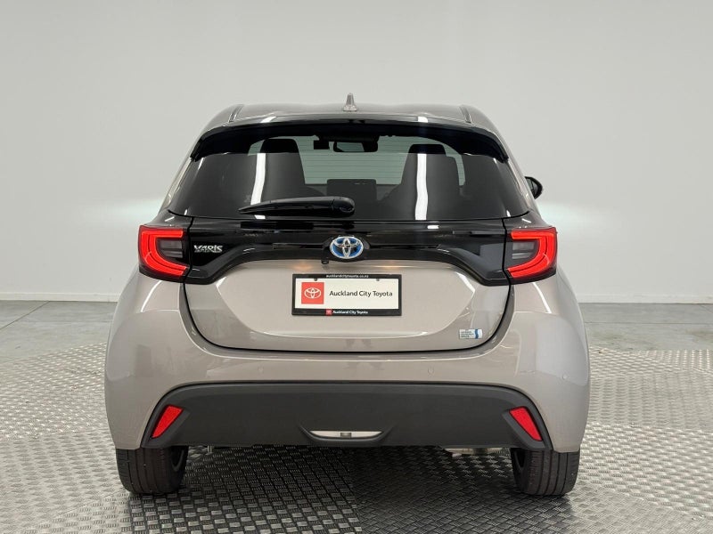 2020 Toyota Yaris 1.5 Hybrid Z image 4