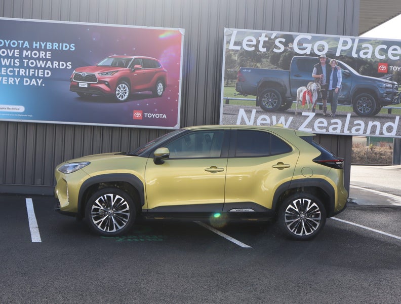 2020 Toyota Yaris Cross 1.5 Hybrid Z 4WD 5 Dr S... image 4