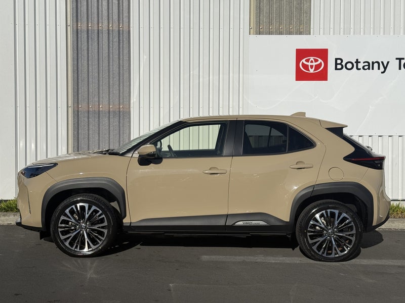 2020 Toyota Yaris Cross 1.5 Hybrid Z 5 Dr SUV C... image 4