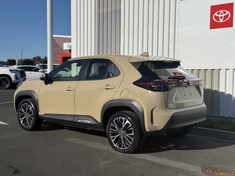 2020 Toyota Yaris Cross 1.5 Hybrid Z 5 Dr SUV C... image 5
