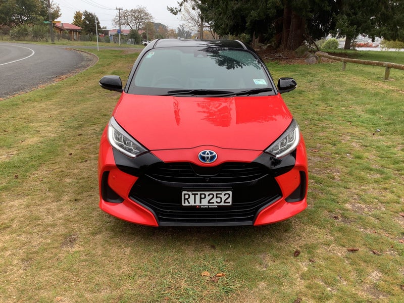 2020 Toyota Yaris Z E-Four 1.5L AWD Hybrid Elec... image 3