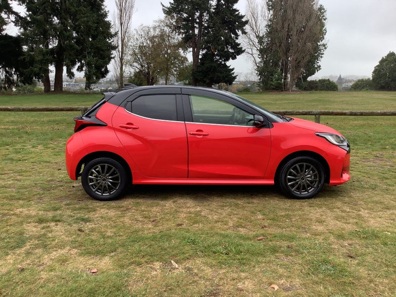 2020 Toyota Yaris Z E-Four 1.5L AWD Hybrid Elec... image 4