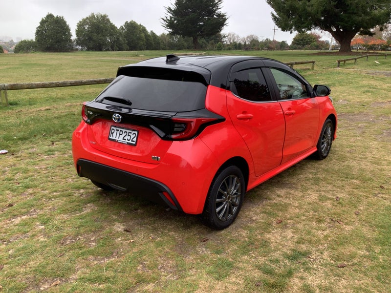 2020 Toyota Yaris Z E-Four 1.5L AWD Hybrid Elec... image 5