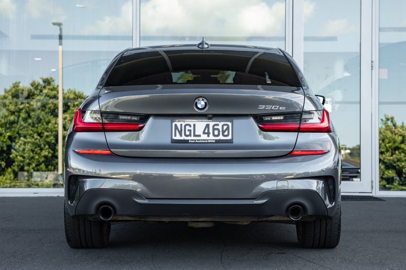 2021 BMW 330e Plug-in Hybrid M Sport Sedan image 3