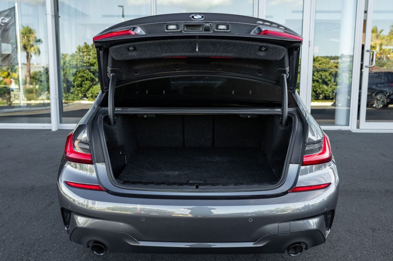 2021 BMW 330e Plug-in Hybrid M Sport Sedan image 4