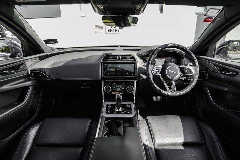 2021 Jaguar XE P250 R-Dynamic SE image 4