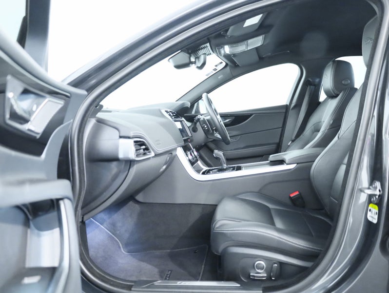 2021 Jaguar XE P250 R-Dynamic Se image 3