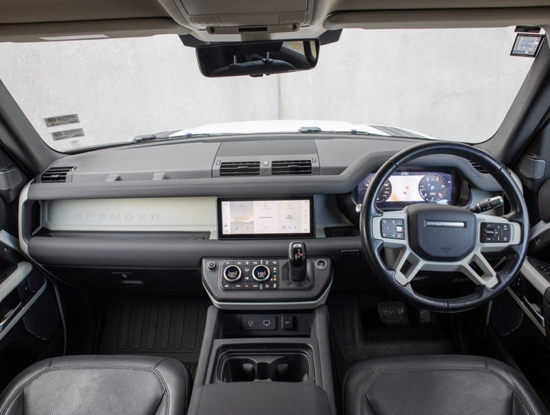 2021 Land Rover Defender 110 D300 SE image 4