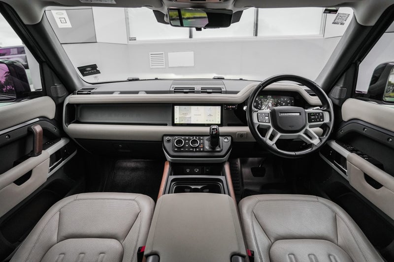 2021 Land Rover Defender 110 P400 SE image 4