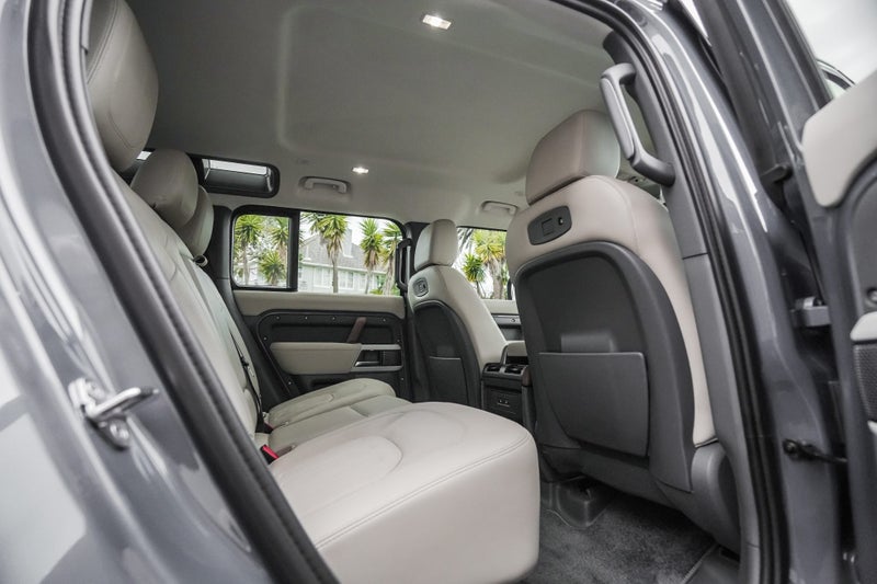 2021 Land Rover Defender 110 P400 SE image 5