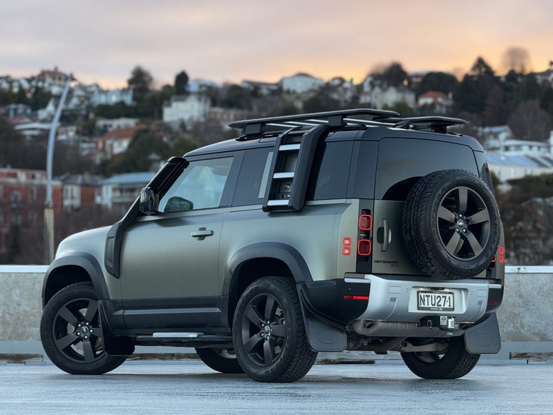 2021 Land Rover Defender 90 D300 SE image 2