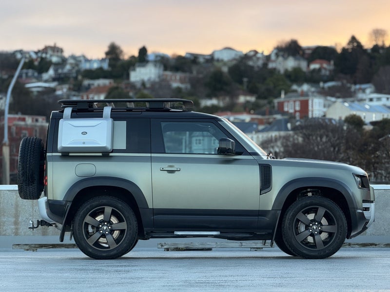 2021 Land Rover Defender 90 D300 SE image 3