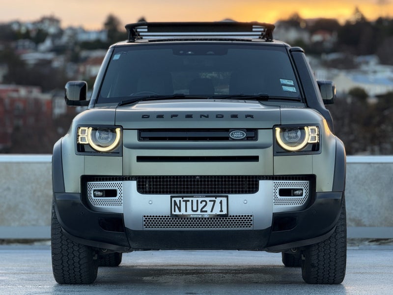 2021 Land Rover Defender 90 D300 SE image 5