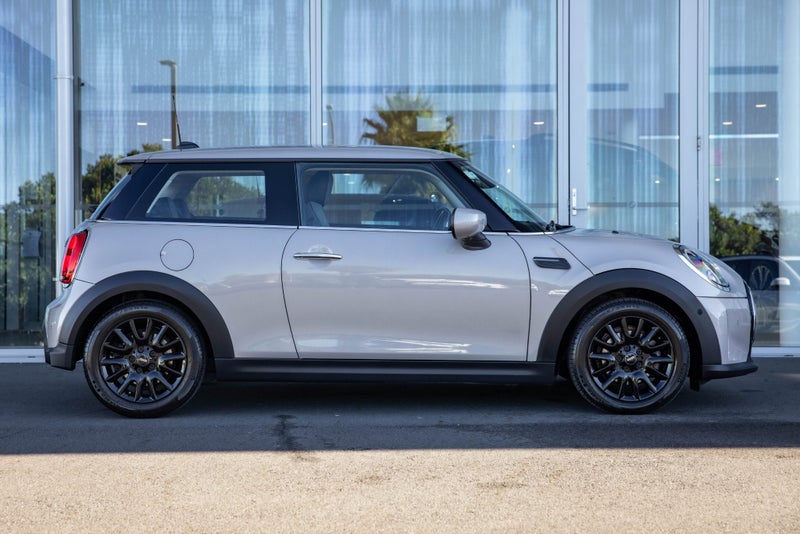 2021 MINI Cooper 3 Door Classic image 3