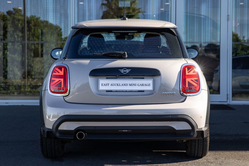 2021 MINI Cooper 3 Door Classic image 4