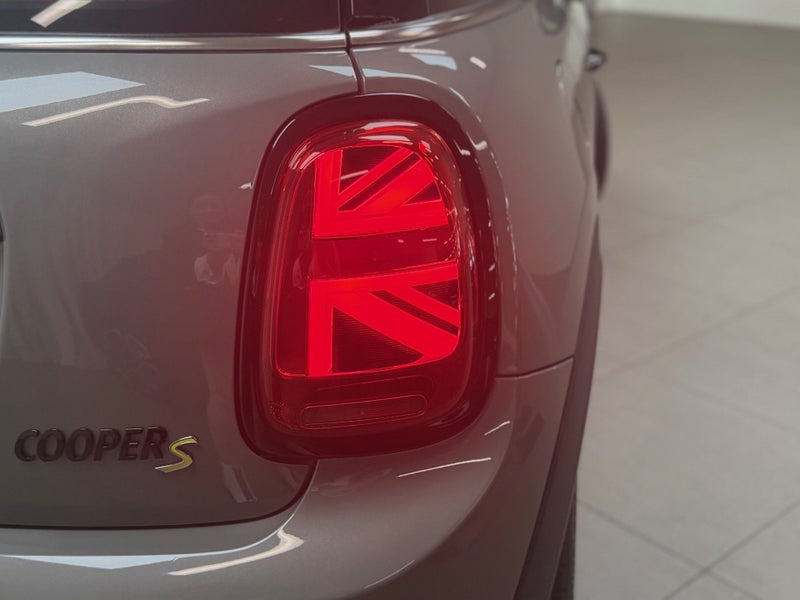 2021 MINI Hatch Cooper SE Hatch image 4