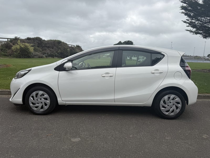 2021 Toyota Aqua 1.5 L Automatic Hybrid Hatch image 3