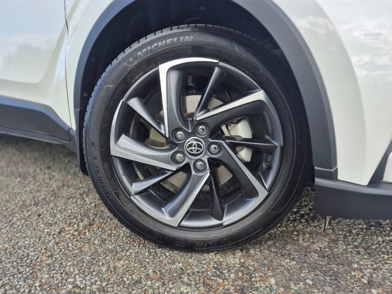 2021 Toyota C-HR Limited 1.8P HV ECVT FWD SUV/5... image 2