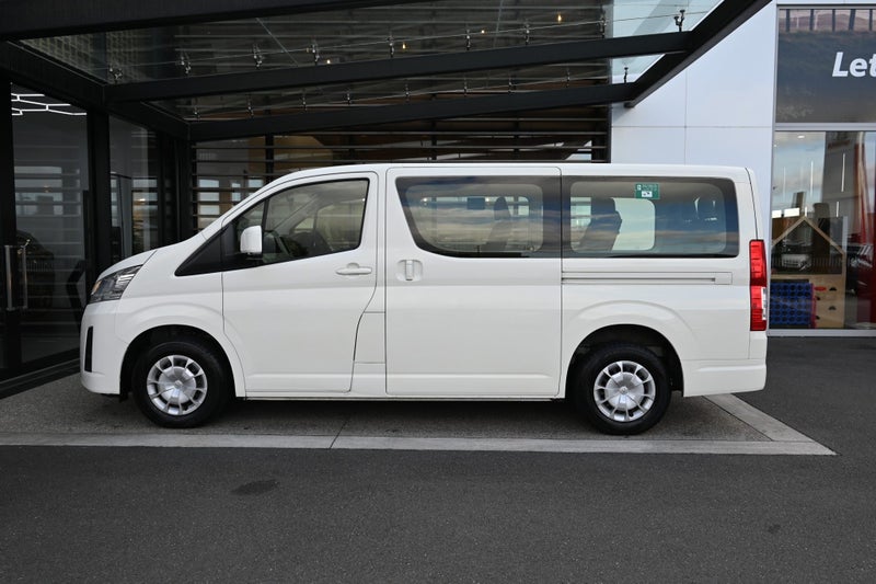 2021 Toyota Hiace ZR 2.8 Turbo Diesel RWD Minibus image 3