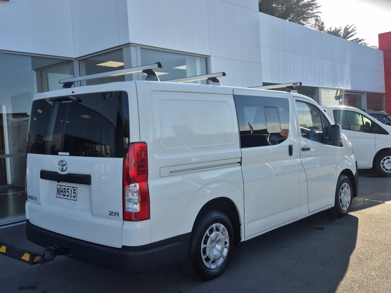 2021 Toyota Hiace ZR 2.8DT 5 Seat Auto image 3