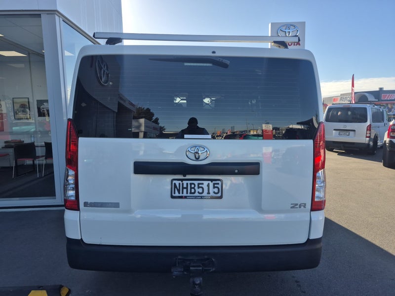 2021 Toyota Hiace ZR 2.8DT 5 Seat Auto image 4