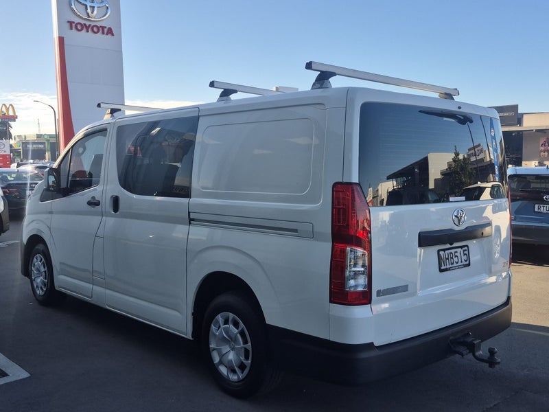 2021 Toyota Hiace ZR 2.8DT 5 Seat Auto image 5