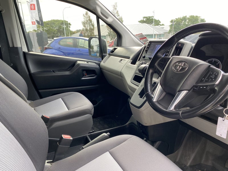 2021 Toyota Hiace ZR 2.8DT 6AT 5 Door Van image 5