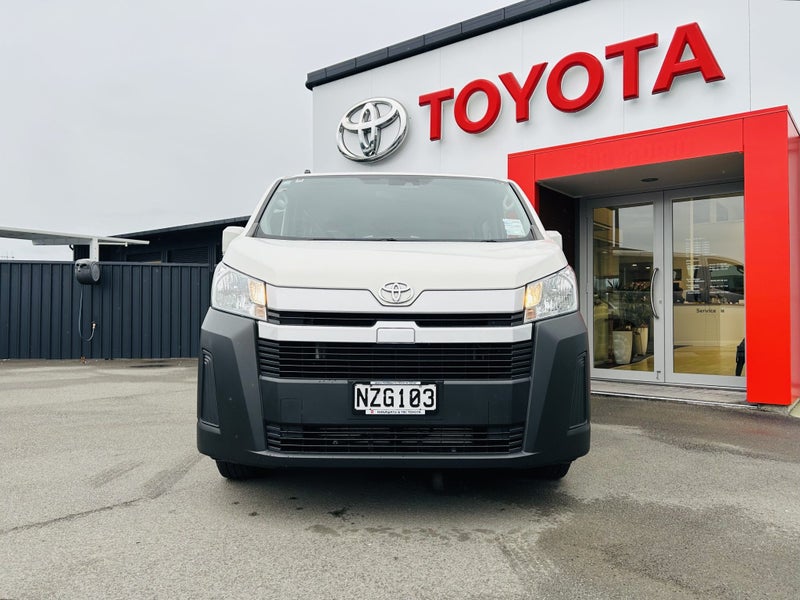 2021 Toyota Hiace ZR 2.8DT Automatic RWD Minibu... image 2